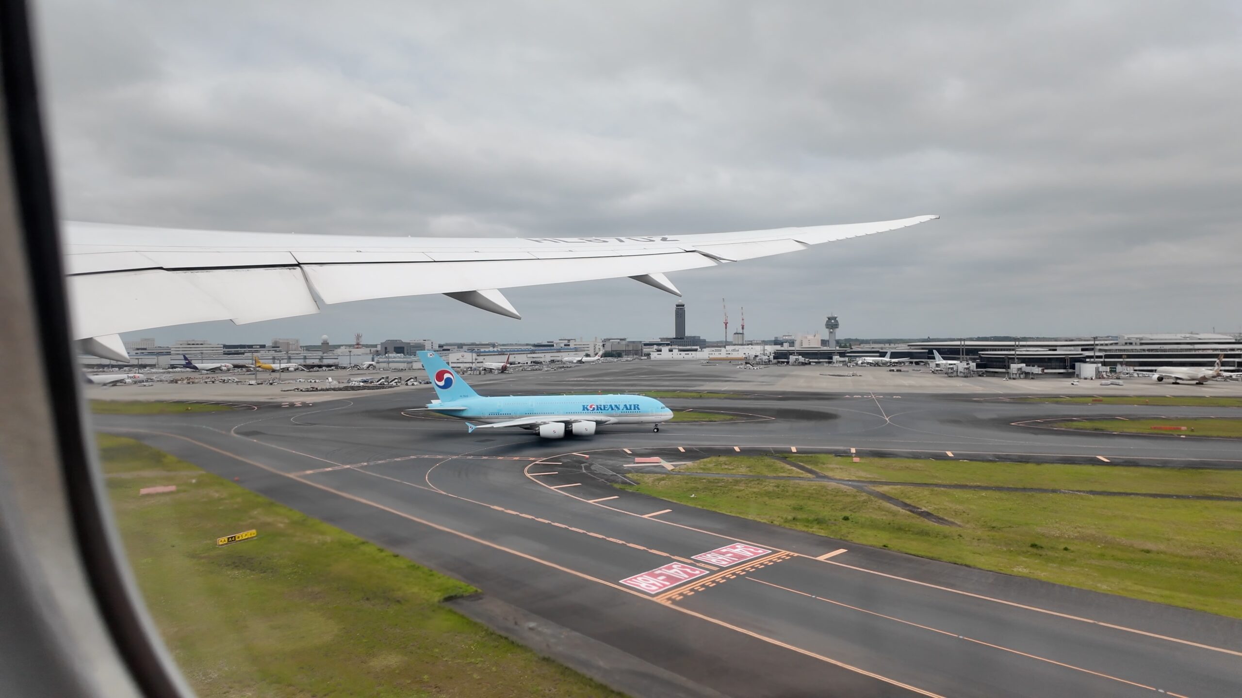 成田空港でタキシング中に出会った大韓航空機