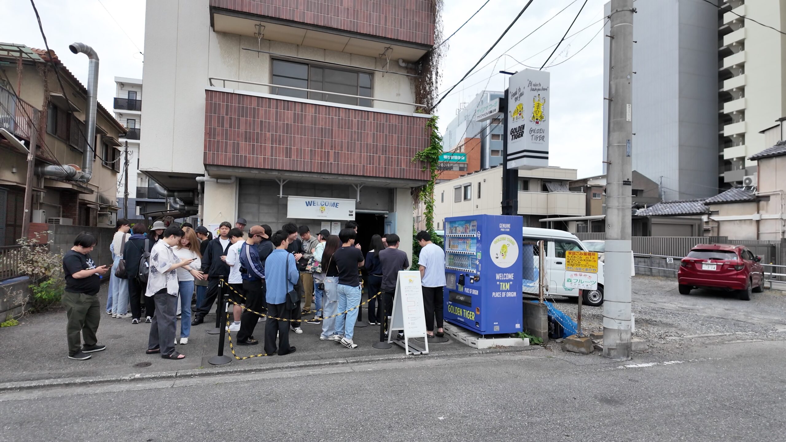 ゴールデンタイガーの店舗前に行列する人々